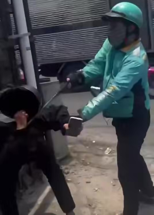 C&ocirc;ng an lấy lời khai t&agrave;i xế xe &ocirc;m c&ocirc;ng nghệ đ&aacute;nh người đi đường ở TP . HCM - Ảnh 1.