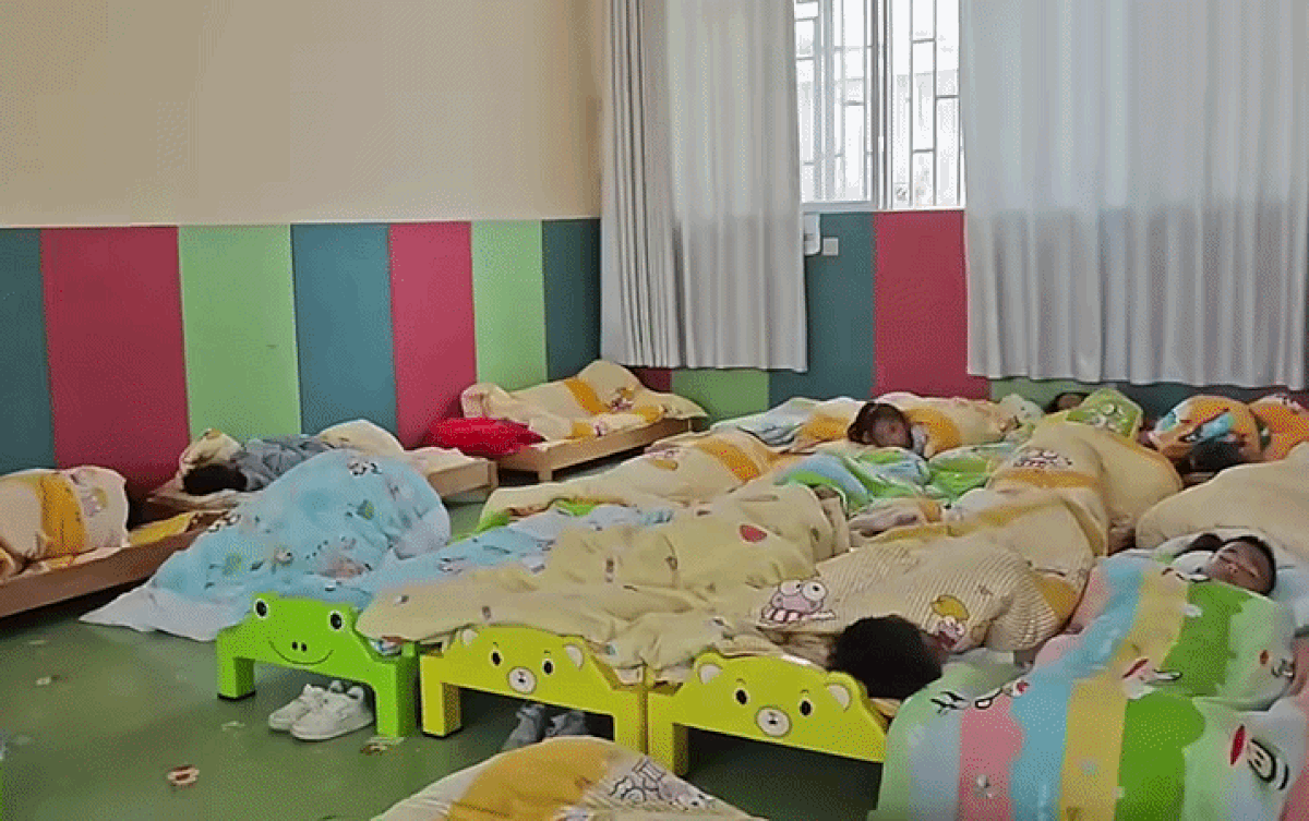 Mẹ lo lắng khi gửi con đi học: Video h&agrave;i hước giờ ngủ trưa tại lớp - Ảnh 1.