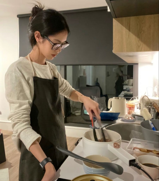 Gi&aacute; cả leo thang, ti&ecirc;u 1 đồng cũng r&eacute;n: Giờ ăn no l&agrave; được, 3 th&aacute;ng mới d&aacute;m ăn 1 bữa ngon, c&ograve;n mua sắm th&igrave; th&ocirc;i hẳn - Ảnh 1.