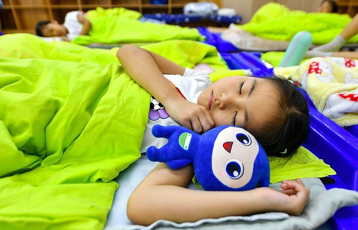 Mẹ lo lắng khi gửi con đi học: Video h&agrave;i hước giờ ngủ trưa tại lớp - Ảnh 3.