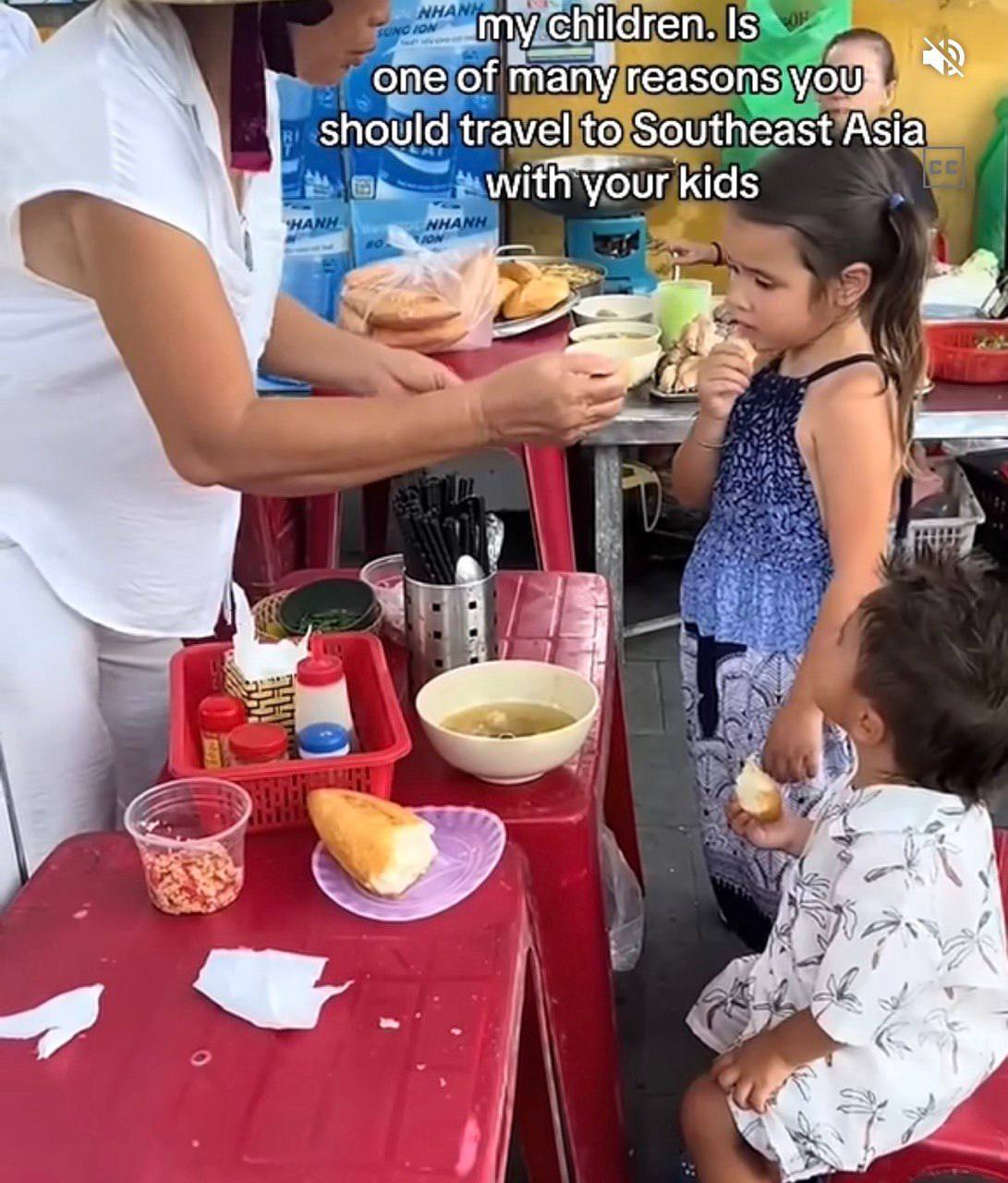 Kh&aacute;ch T&acirc;y bất ngờ trước t&igrave;nh y&ecirc;u thương trẻ con của người Việt - Ảnh 5.