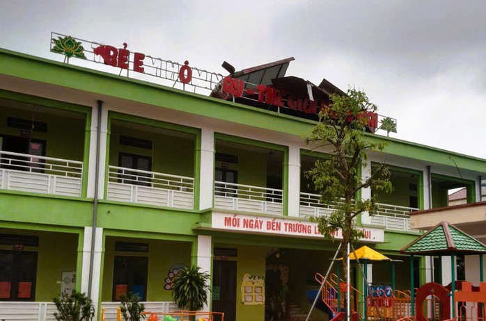 Mưa đ&aacute;, gi&ocirc;ng lốc xuất hiện ở x&atilde;, phường trung t&acirc;m tỉnh Thanh H&oacute;a - Ảnh 3.