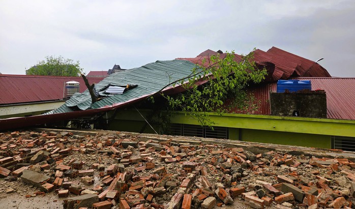 Mưa đ&aacute;, gi&ocirc;ng lốc xuất hiện ở x&atilde;, phường trung t&acirc;m tỉnh Thanh H&oacute;a - Ảnh 4.