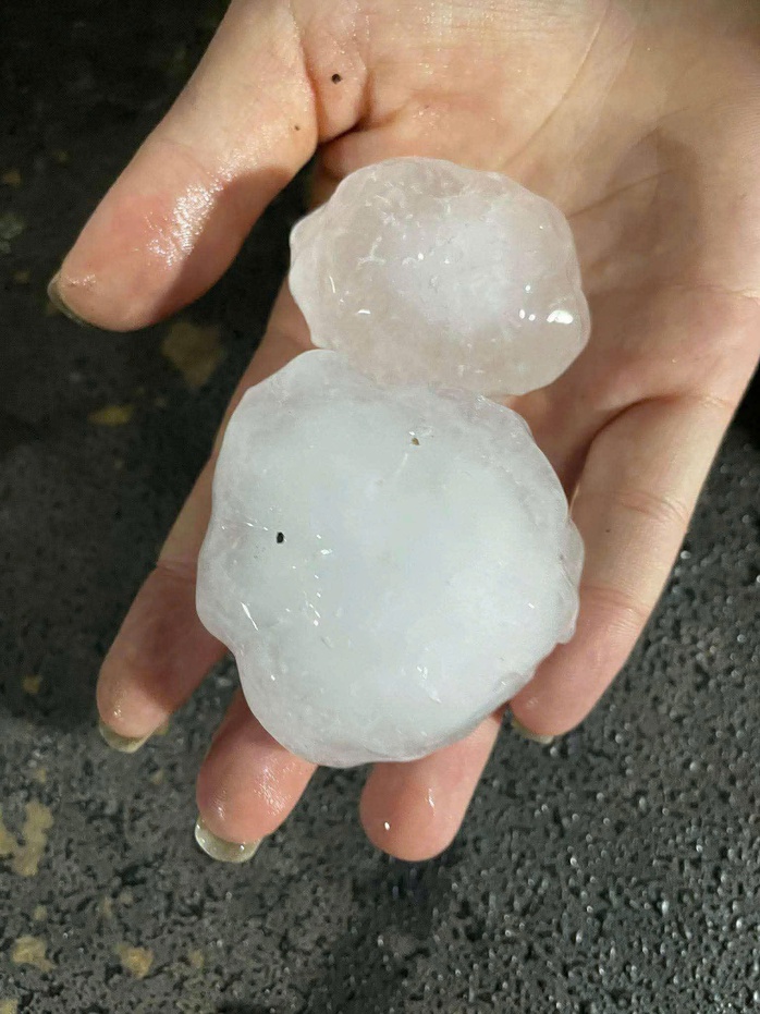 Mưa đ&aacute;, gi&ocirc;ng lốc xuất hiện ở x&atilde;, phường trung t&acirc;m tỉnh Thanh H&oacute;a - Ảnh 2.