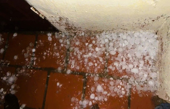 Mưa đ&aacute;, gi&ocirc;ng lốc xuất hiện ở x&atilde;, phường trung t&acirc;m tỉnh Thanh H&oacute;a - Ảnh 1.