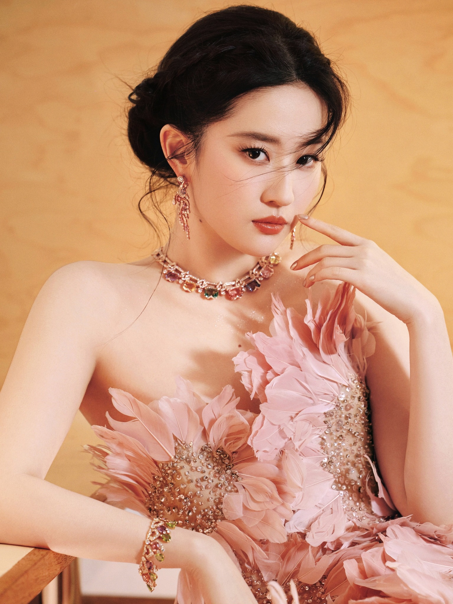 Nhan sắc Lưu Diệc Phi 17 tuổi: H&igrave;nh ảnh g&acirc;y sốt trong l&agrave;ng giải tr&iacute; hoa ngữ - Ảnh 12.