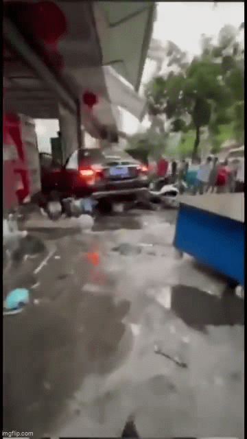 Lấy trộm xe Mercedes gia đ&igrave;nh đi thu&ecirc;, cậu b&eacute; 12 tuổi rồi g&acirc;y tai nạn khiến &iacute;t nhất 3 người tử vong - Ảnh 1.