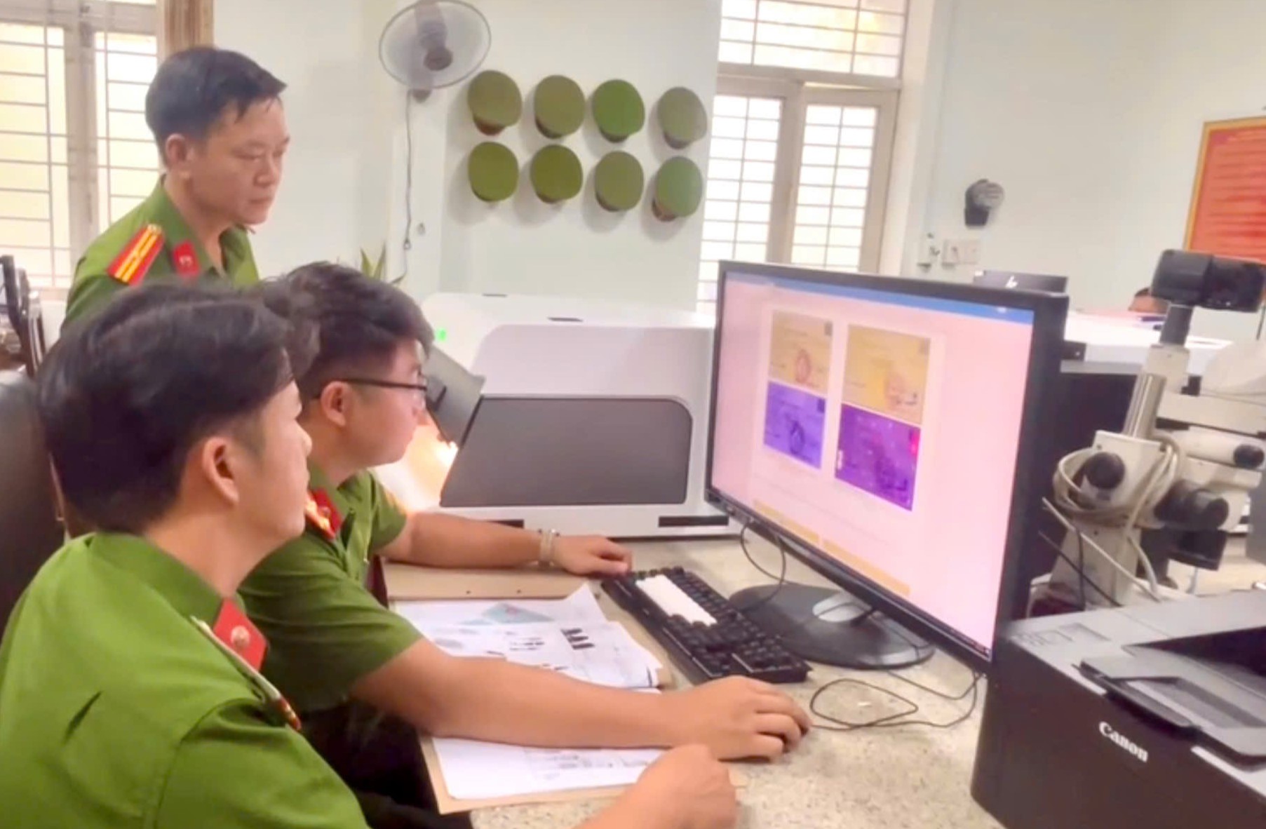 Đồng Nai bắt tạm giam c&aacute;n bộ lừa đảo chiếm đoạt t&agrave;i sản hơn 28 tỉ đồng - Ảnh 2.