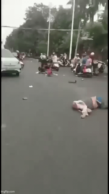 Lấy trộm xe Mercedes gia đ&igrave;nh đi thu&ecirc;, cậu b&eacute; 12 tuổi rồi g&acirc;y tai nạn khiến &iacute;t nhất 3 người tử vong - Ảnh 3.