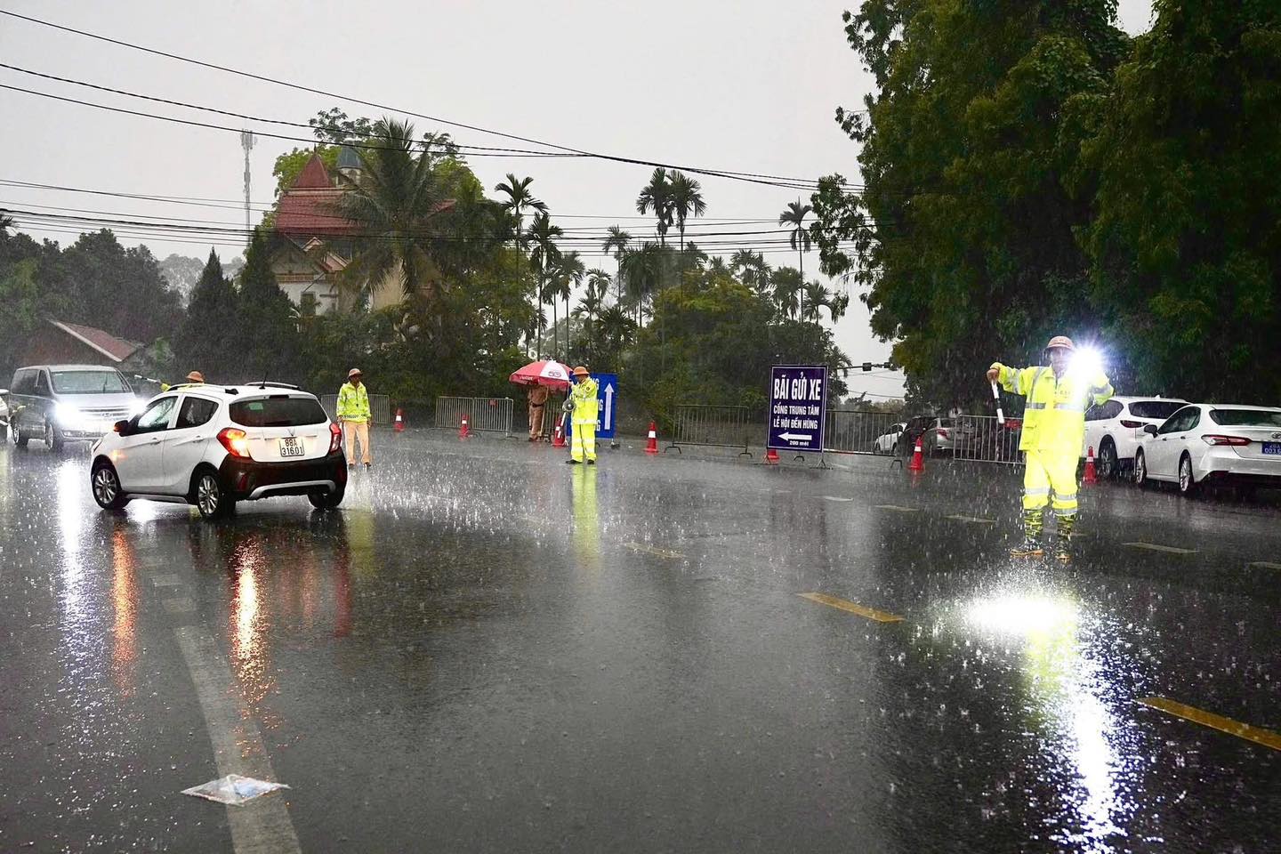 Mưa lớn kh&ocirc;ng ngăn d&ograve;ng người trẩy hội Giỗ Tổ H&ugrave;ng Vương 2026 - Ảnh 5.