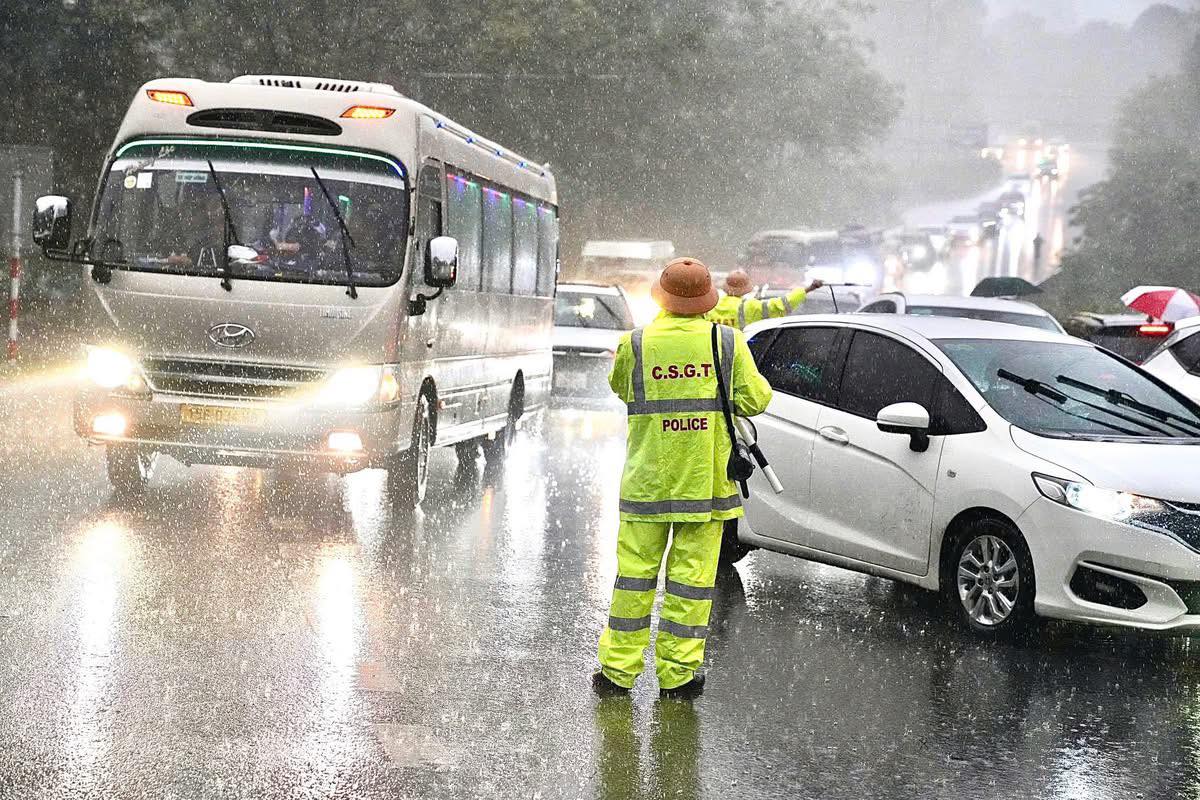 Mưa lớn kh&ocirc;ng ngăn d&ograve;ng người trẩy hội Giỗ Tổ H&ugrave;ng Vương 2026 - Ảnh 4.
