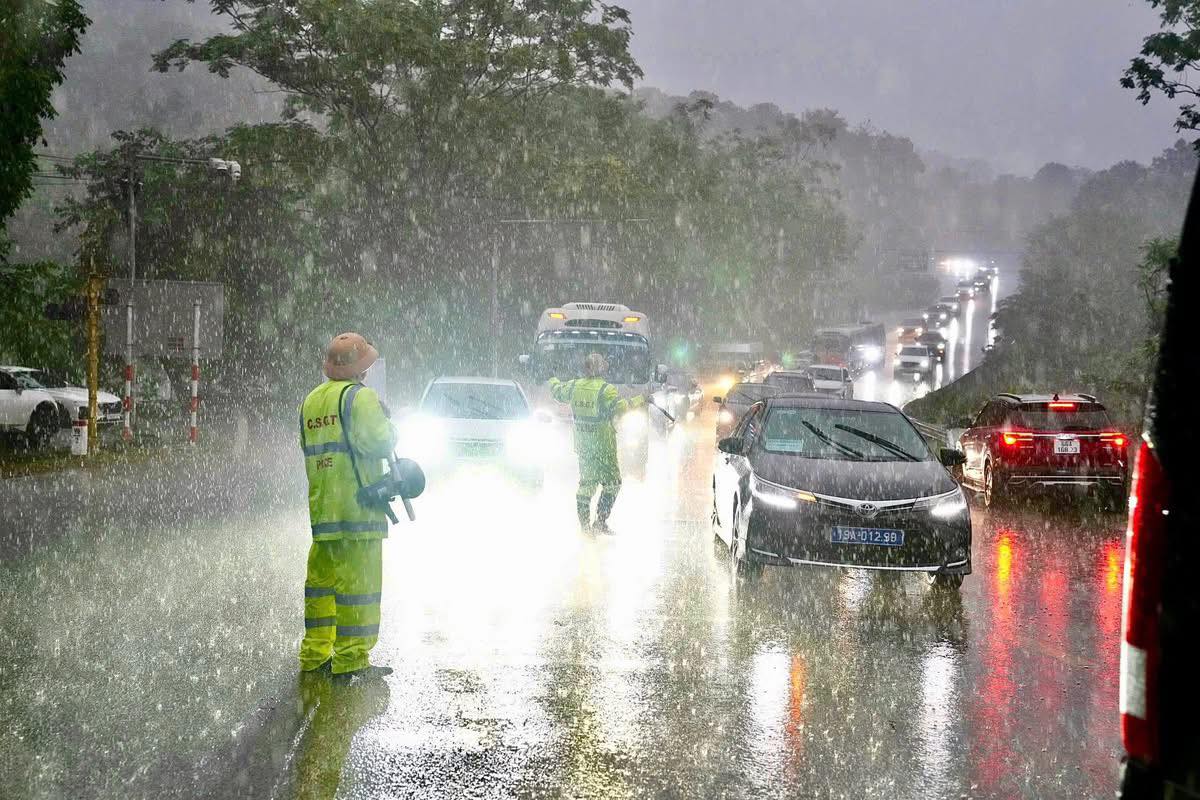 Mưa lớn kh&ocirc;ng ngăn d&ograve;ng người trẩy hội Giỗ Tổ H&ugrave;ng Vương 2026 - Ảnh 3.