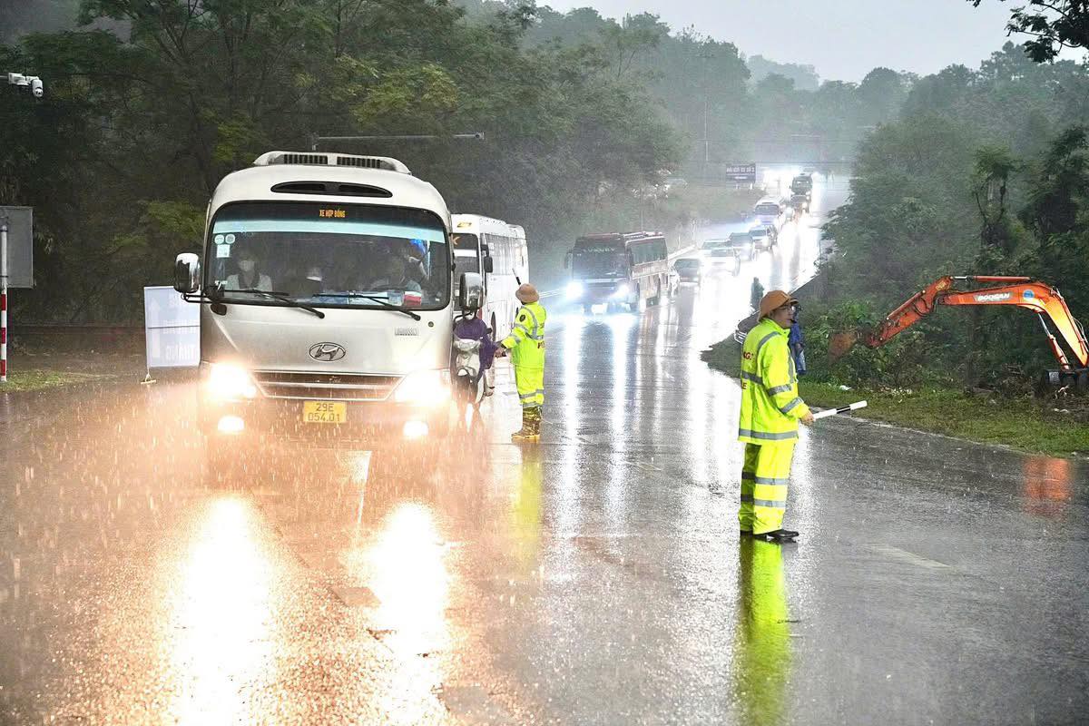 Mưa lớn kh&ocirc;ng ngăn d&ograve;ng người trẩy hội Giỗ Tổ H&ugrave;ng Vương 2026 - Ảnh 2.