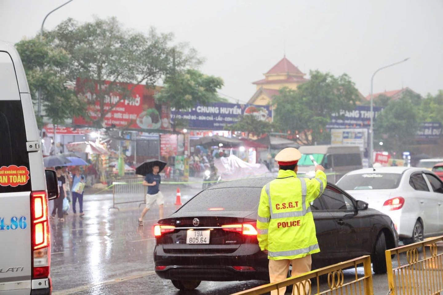 Mưa lớn kh&ocirc;ng ngăn d&ograve;ng người trẩy hội Giỗ Tổ H&ugrave;ng Vương 2026 - Ảnh 1.