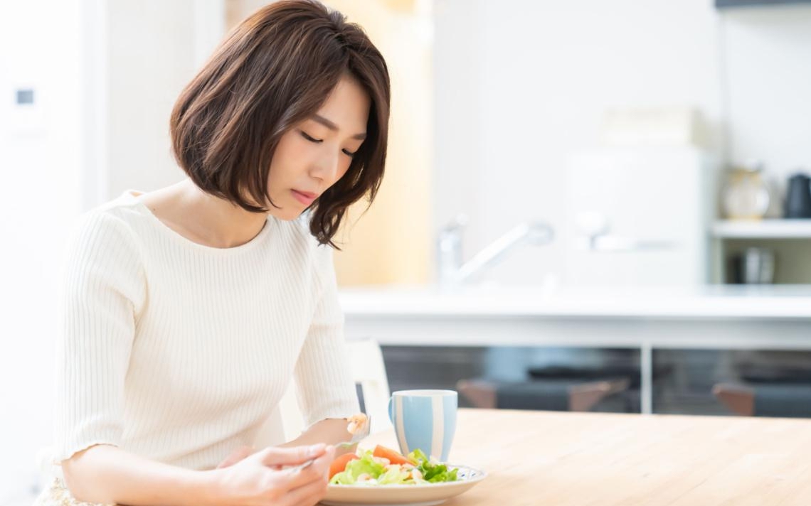 Ngỡ ng&agrave;ng sắc v&oacute;c của nữ diễn vi&ecirc;n 49 tuổi: Vẫn giảm được 19% mỡ cơ thể, tỉ lệ cơ thể chuẩn nhờ một quy tắc ăn uống - Ảnh 3.