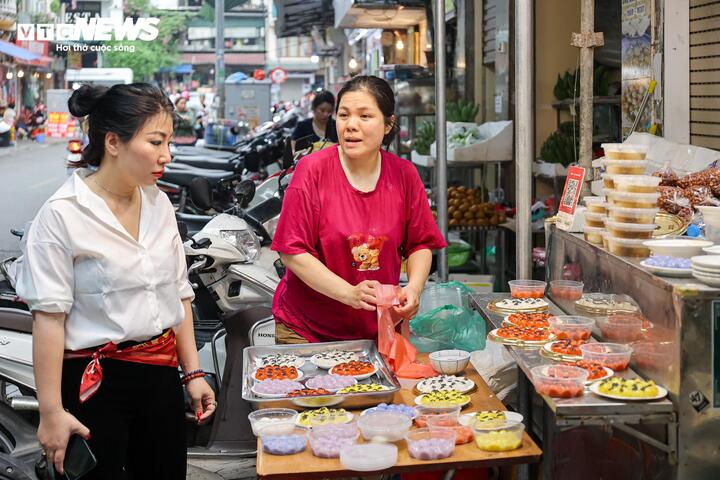 Người H&agrave; Nội xếp h&agrave;ng cả tiếng mua b&aacute;nh tr&ocirc;i , b&aacute;nh chay dịp Tết H&agrave;n thực 2026 - Ảnh 15.