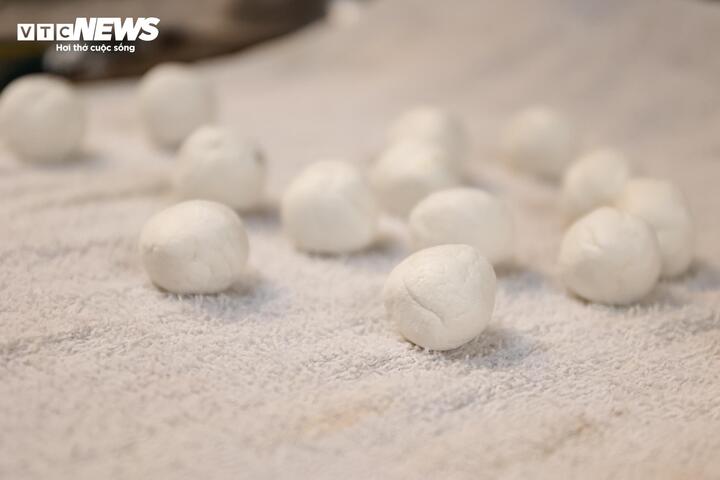 Người H&agrave; Nội xếp h&agrave;ng cả tiếng mua b&aacute;nh tr&ocirc;i , b&aacute;nh chay dịp Tết H&agrave;n thực 2026 - Ảnh 13.