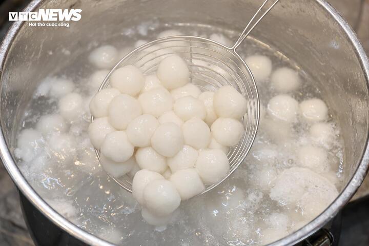 Người H&agrave; Nội xếp h&agrave;ng cả tiếng mua b&aacute;nh tr&ocirc;i , b&aacute;nh chay dịp Tết H&agrave;n thực 2026 - Ảnh 14.