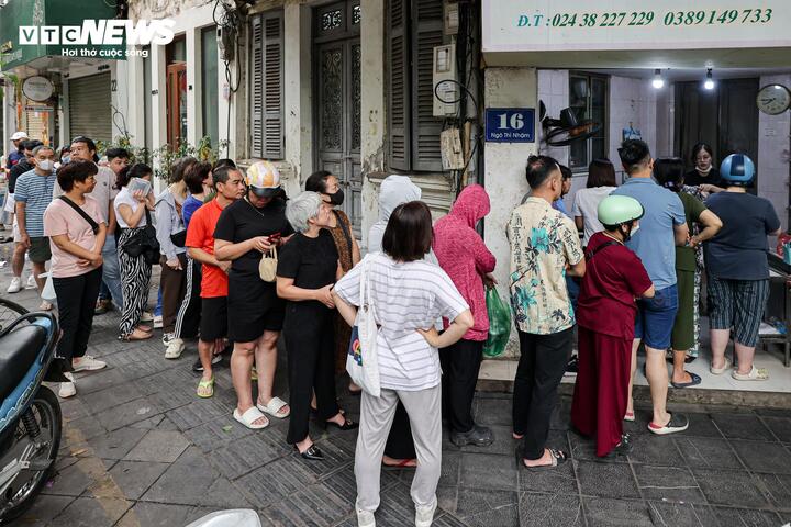 Người H&agrave; Nội xếp h&agrave;ng cả tiếng mua b&aacute;nh tr&ocirc;i , b&aacute;nh chay dịp Tết H&agrave;n thực 2026 - Ảnh 2.