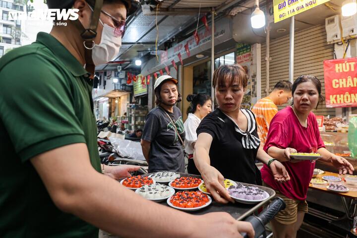 Người H&agrave; Nội xếp h&agrave;ng cả tiếng mua b&aacute;nh tr&ocirc;i , b&aacute;nh chay dịp Tết H&agrave;n thực 2026 - Ảnh 16.
