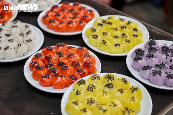 Người H&agrave; Nội xếp h&agrave;ng cả tiếng mua b&aacute;nh tr&ocirc;i , b&aacute;nh chay dịp Tết H&agrave;n thực 2026 - Ảnh 17.