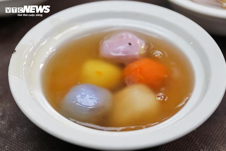 Người H&agrave; Nội xếp h&agrave;ng cả tiếng mua b&aacute;nh tr&ocirc;i , b&aacute;nh chay dịp Tết H&agrave;n thực 2026 - Ảnh 18.