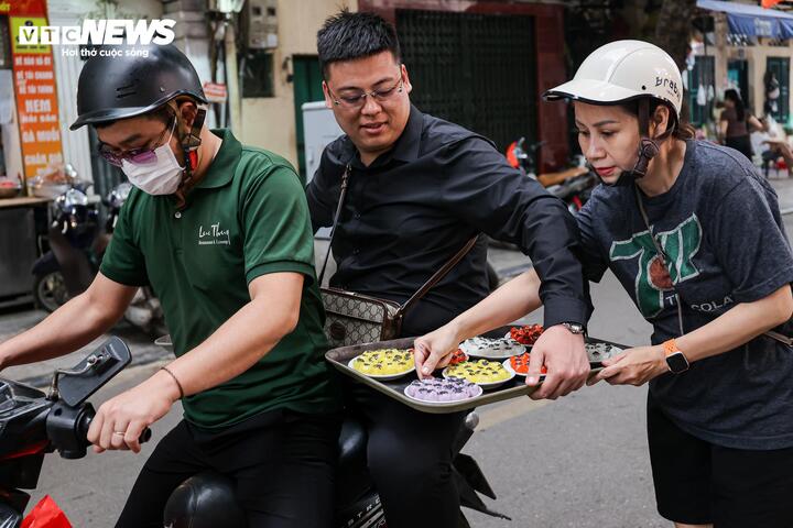 Người H&agrave; Nội xếp h&agrave;ng cả tiếng mua b&aacute;nh tr&ocirc;i , b&aacute;nh chay dịp Tết H&agrave;n thực 2026 - Ảnh 21.