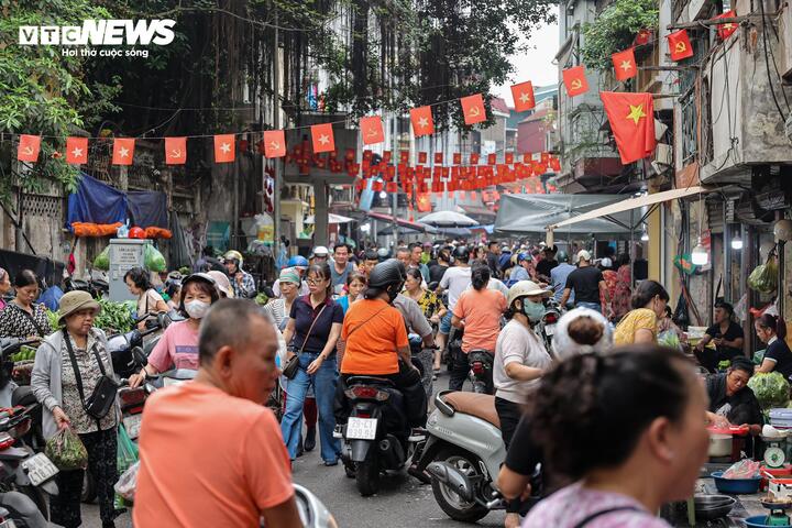 Người H&agrave; Nội xếp h&agrave;ng cả tiếng mua b&aacute;nh tr&ocirc;i , b&aacute;nh chay dịp Tết H&agrave;n thực 2026 - Ảnh 10.