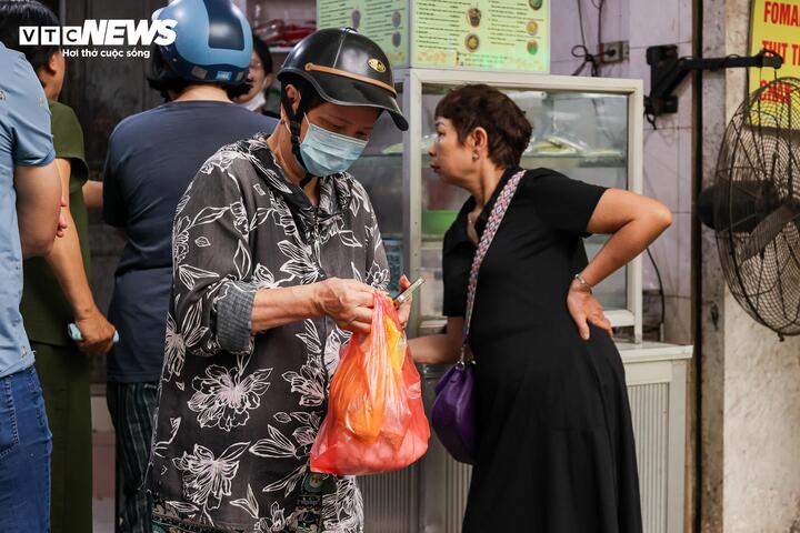 Người H&agrave; Nội xếp h&agrave;ng cả tiếng mua b&aacute;nh tr&ocirc;i , b&aacute;nh chay dịp Tết H&agrave;n thực 2026 - Ảnh 5.