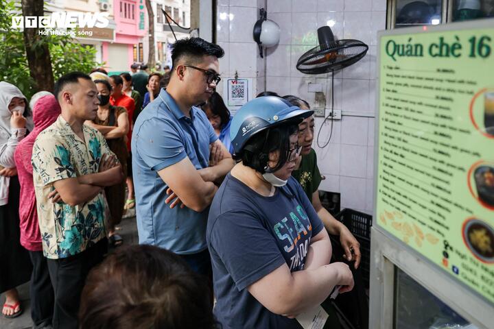 Người H&agrave; Nội xếp h&agrave;ng cả tiếng mua b&aacute;nh tr&ocirc;i , b&aacute;nh chay dịp Tết H&agrave;n thực 2026 - Ảnh 3.