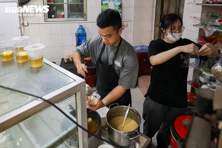 Người H&agrave; Nội xếp h&agrave;ng cả tiếng mua b&aacute;nh tr&ocirc;i , b&aacute;nh chay dịp Tết H&agrave;n thực 2026 - Ảnh 4.