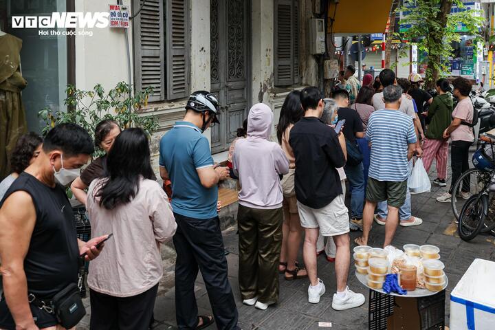 Người H&agrave; Nội xếp h&agrave;ng cả tiếng mua b&aacute;nh tr&ocirc;i , b&aacute;nh chay dịp Tết H&agrave;n thực 2026 - Ảnh 6.