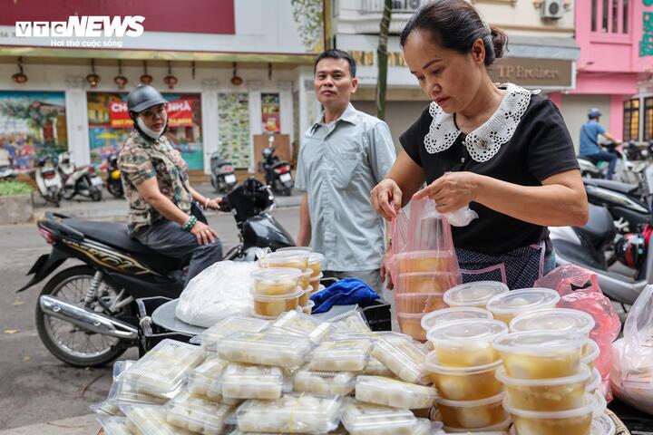 Người H&agrave; Nội xếp h&agrave;ng cả tiếng mua b&aacute;nh tr&ocirc;i , b&aacute;nh chay dịp Tết H&agrave;n thực 2026 - Ảnh 7.
