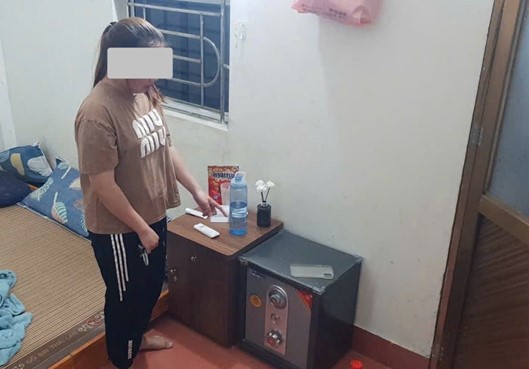 Tạm giữ h&igrave;nh sự n&agrave;ng d&acirc;u SN 2003 trộm h&agrave;ng trăm triệu tiền , v&agrave;ng của nh&agrave; chồng - Ảnh 2.