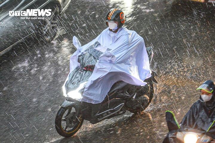 Dự b&aacute;o thời tiết ng&agrave;y 20 / 4 / 2026: Miền Bắc mưa d&ocirc;ng , miền Nam nắng n&oacute;ng cục bộ - Ảnh 1.