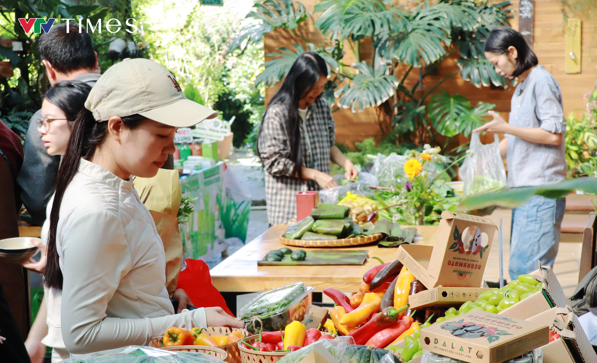 Phi&ecirc;n chợ độc đ&aacute;o giữa l&ograve;ng Đ&agrave; Lạt: Tại sao gi&aacute; cao vẫn h&uacute;t du kh&aacute;ch?- Ảnh 1.