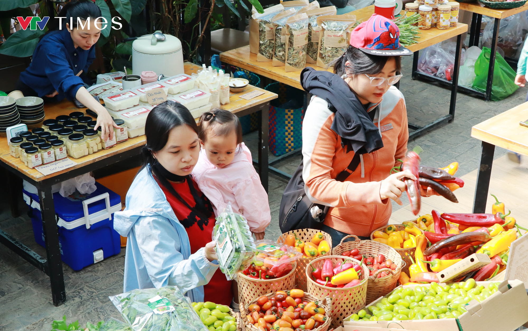 Phi&ecirc;n chợ độc đ&aacute;o giữa l&ograve;ng Đ&agrave; Lạt: Tại sao gi&aacute; cao vẫn h&uacute;t du kh&aacute;ch?- Ảnh 3.
