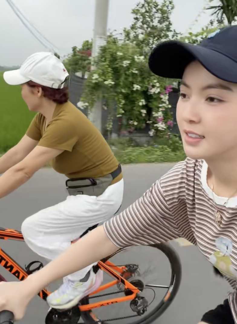 Chu Thanh Huyền: N&agrave;ng d&acirc;u quốc d&acirc;n c&ugrave;ng mẹ chồng v&agrave; h&agrave;nh tr&igrave;nh về qu&ecirc; 2026 - Ảnh 2.