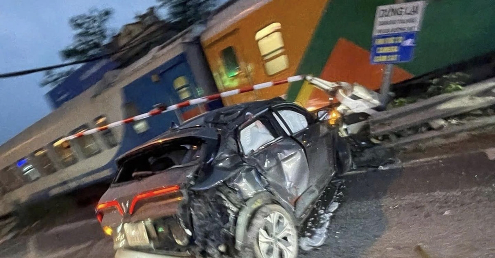 Clip &ocirc; t&ocirc; bị t&agrave;u hỏa t&ocirc;ng biến dạng ở H&agrave; Nội v&agrave; nguy&ecirc;n nh&acirc;n tai nạn - Ảnh 1.