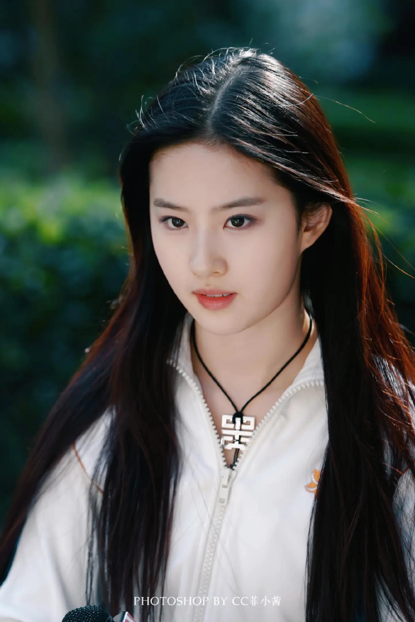 Nhan sắc Lưu Diệc Phi 17 tuổi: H&igrave;nh ảnh g&acirc;y sốt trong l&agrave;ng giải tr&iacute; hoa ngữ - Ảnh 2.