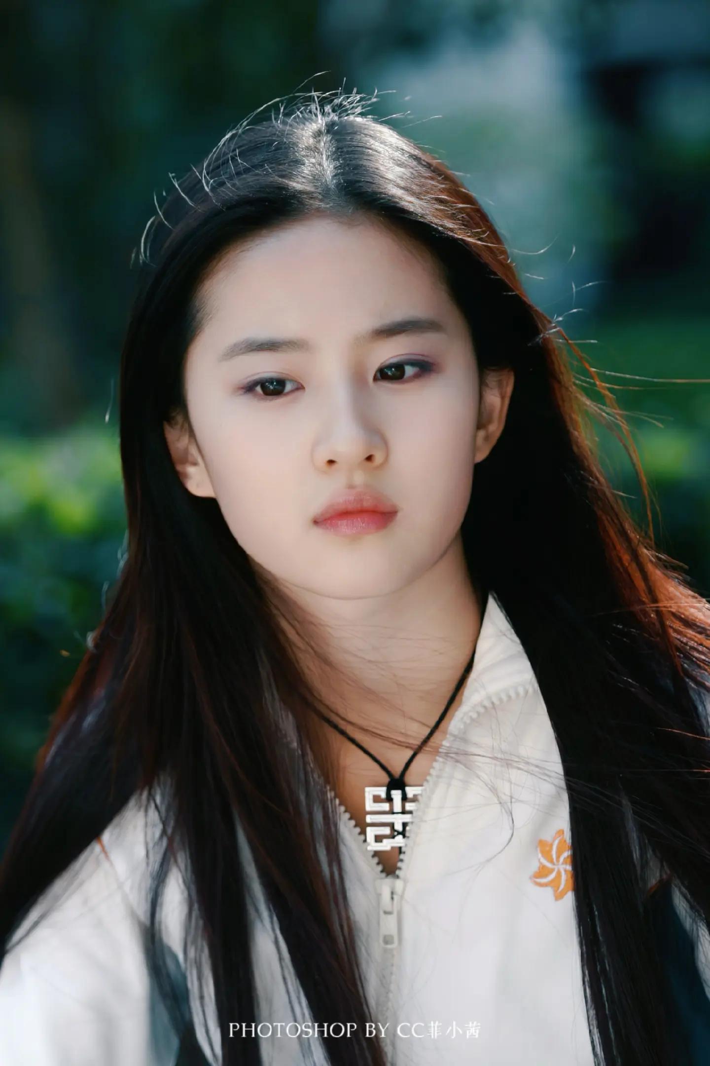 Nhan sắc Lưu Diệc Phi 17 tuổi: H&igrave;nh ảnh g&acirc;y sốt trong l&agrave;ng giải tr&iacute; hoa ngữ - Ảnh 1.