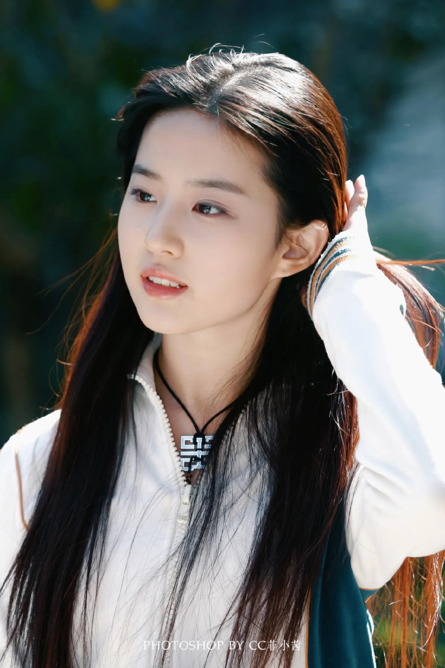 Nhan sắc Lưu Diệc Phi 17 tuổi: H&igrave;nh ảnh g&acirc;y sốt trong l&agrave;ng giải tr&iacute; hoa ngữ - Ảnh 3.