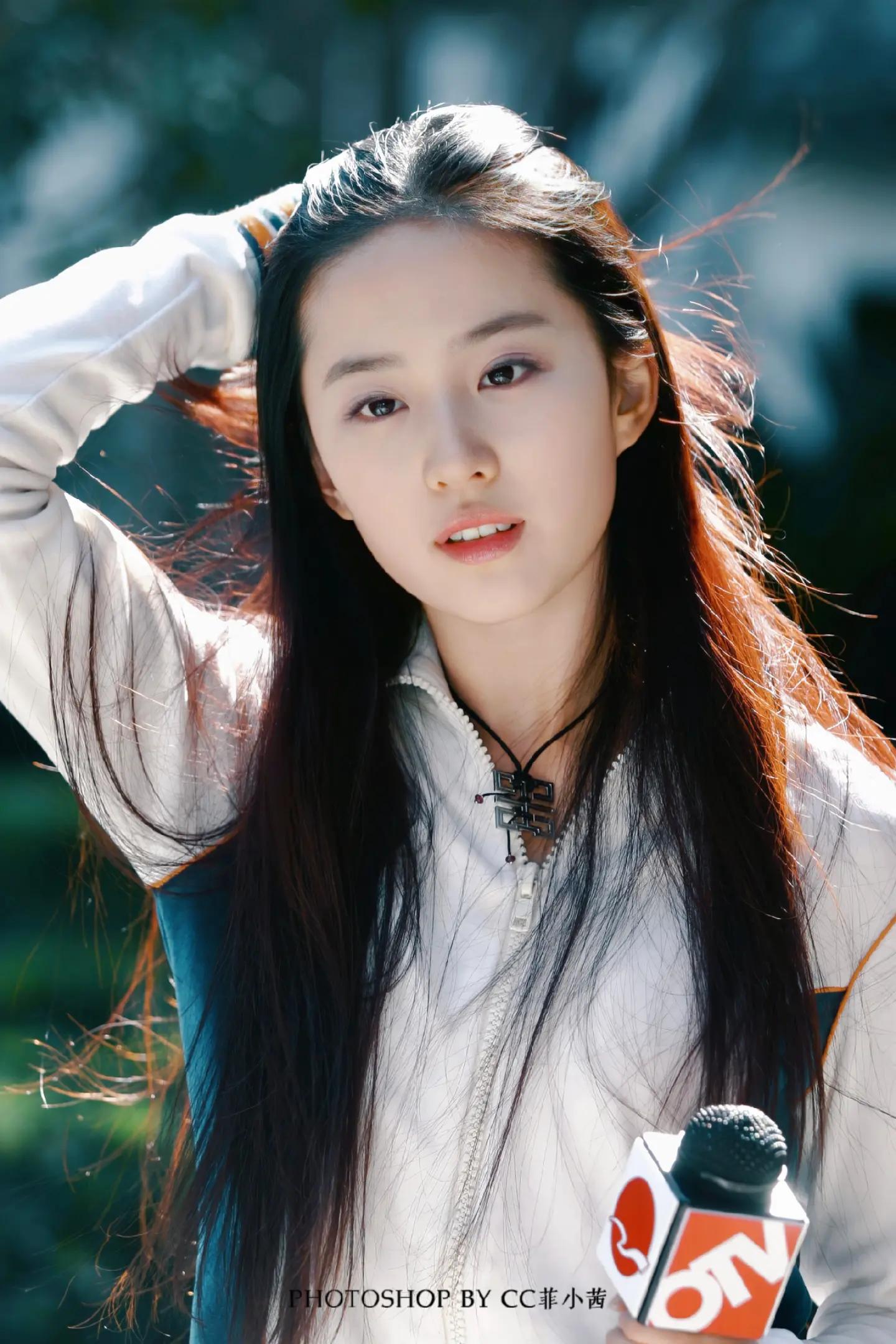 Nhan sắc Lưu Diệc Phi 17 tuổi: H&igrave;nh ảnh g&acirc;y sốt trong l&agrave;ng giải tr&iacute; hoa ngữ - Ảnh 4.