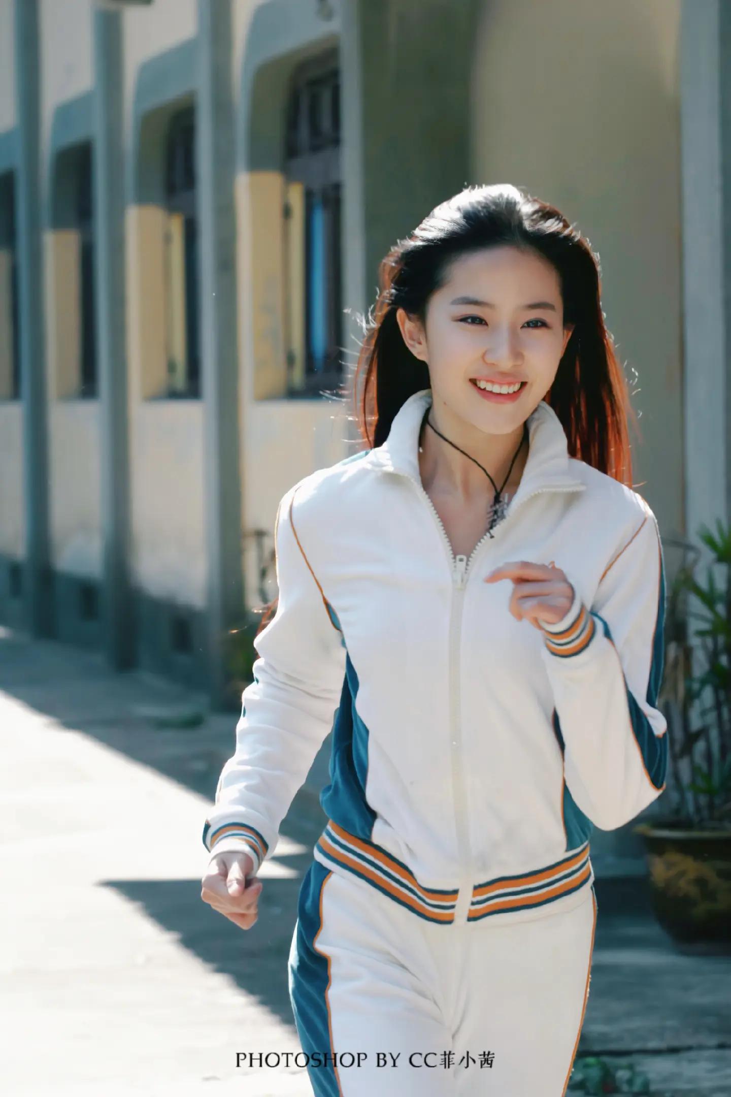 Nhan sắc Lưu Diệc Phi 17 tuổi: H&igrave;nh ảnh g&acirc;y sốt trong l&agrave;ng giải tr&iacute; hoa ngữ - Ảnh 5.