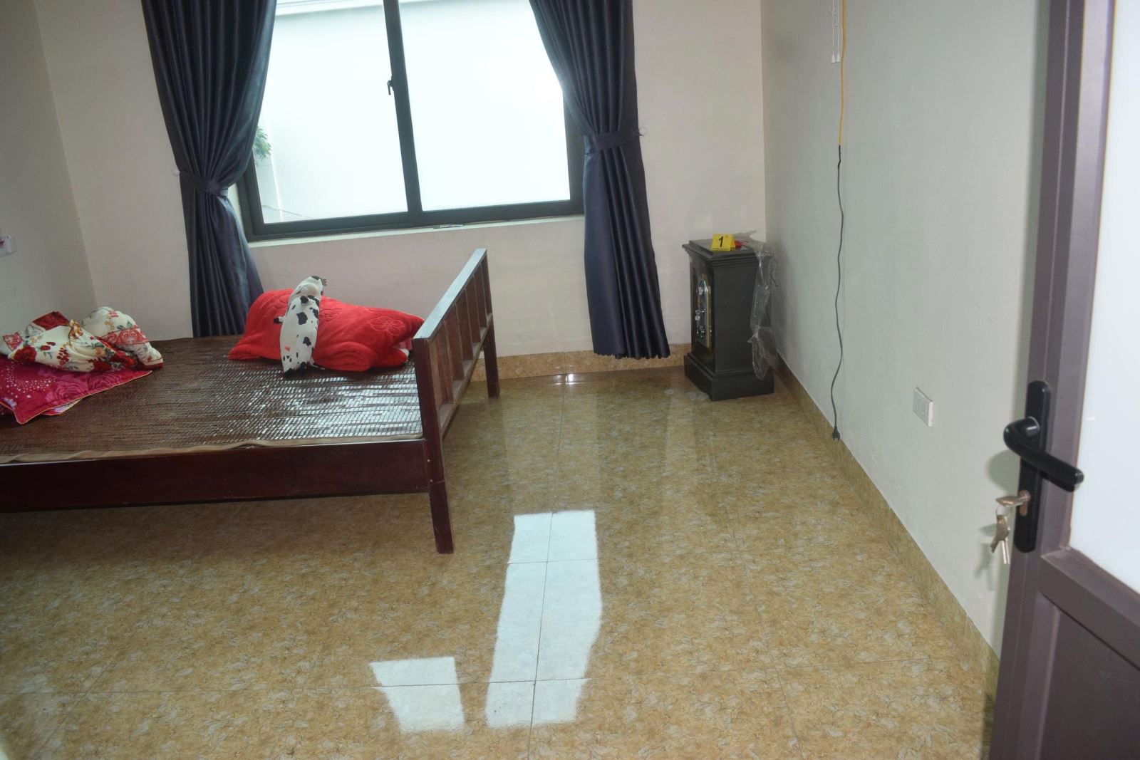 Tạm giữ h&igrave;nh sự n&agrave;ng d&acirc;u SN 2003 trộm h&agrave;ng trăm triệu tiền , v&agrave;ng của nh&agrave; chồng - Ảnh 1.