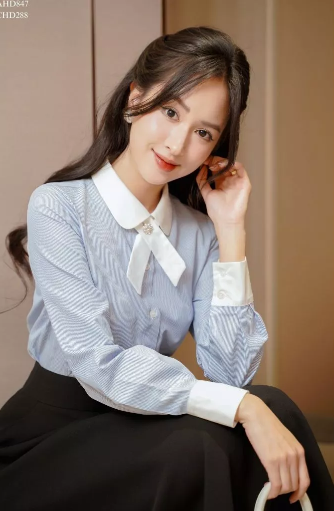 Kiểu sơ mi &ldquo;mix g&igrave; cũng đẹp&rdquo; c&ograve;n gi&uacute;p bạn tr&ocirc;ng trẻ hơn hẳn 5 tuổi - Ảnh 7.