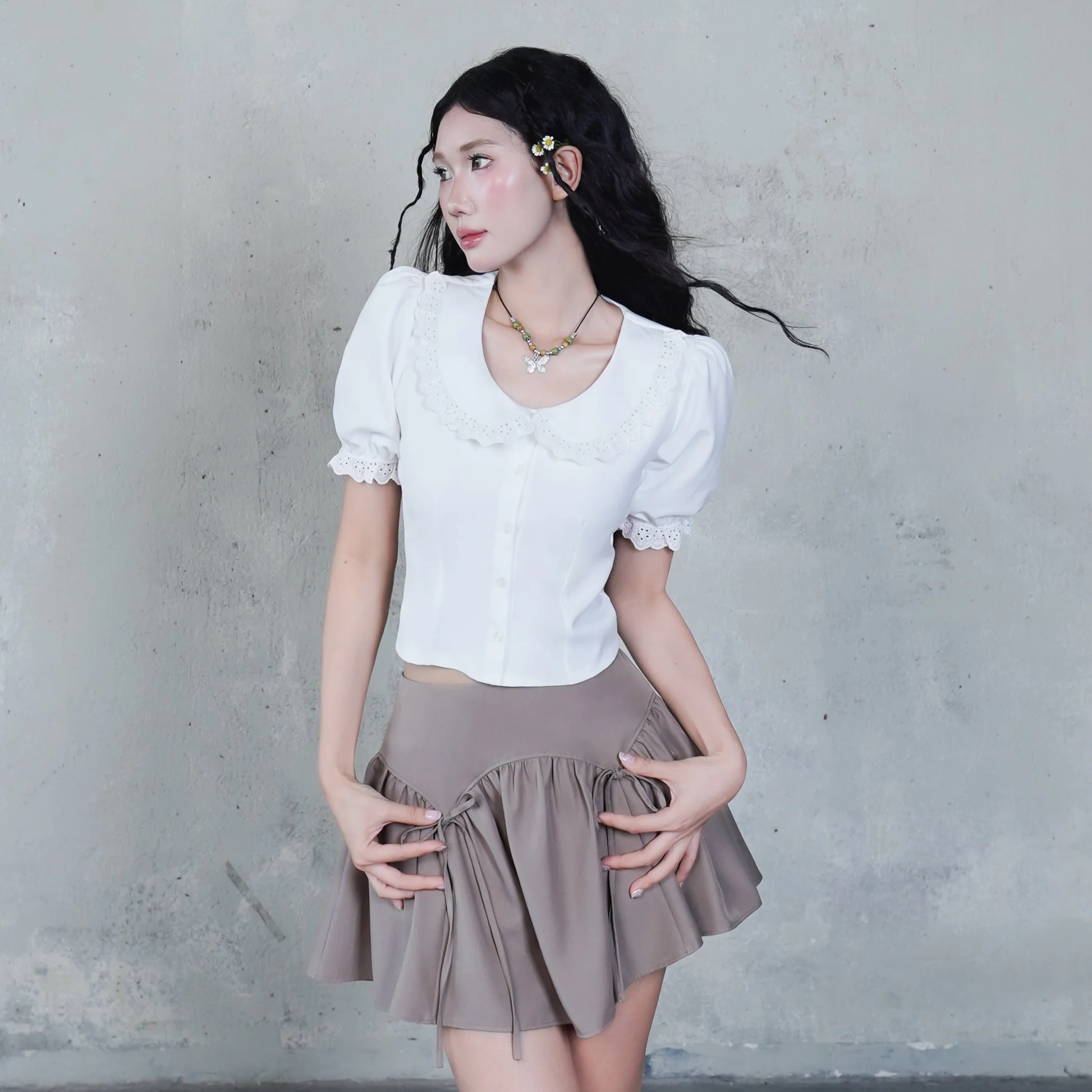 Kiểu sơ mi &ldquo;mix g&igrave; cũng đẹp&rdquo; c&ograve;n gi&uacute;p bạn tr&ocirc;ng trẻ hơn hẳn 5 tuổi - Ảnh 8.