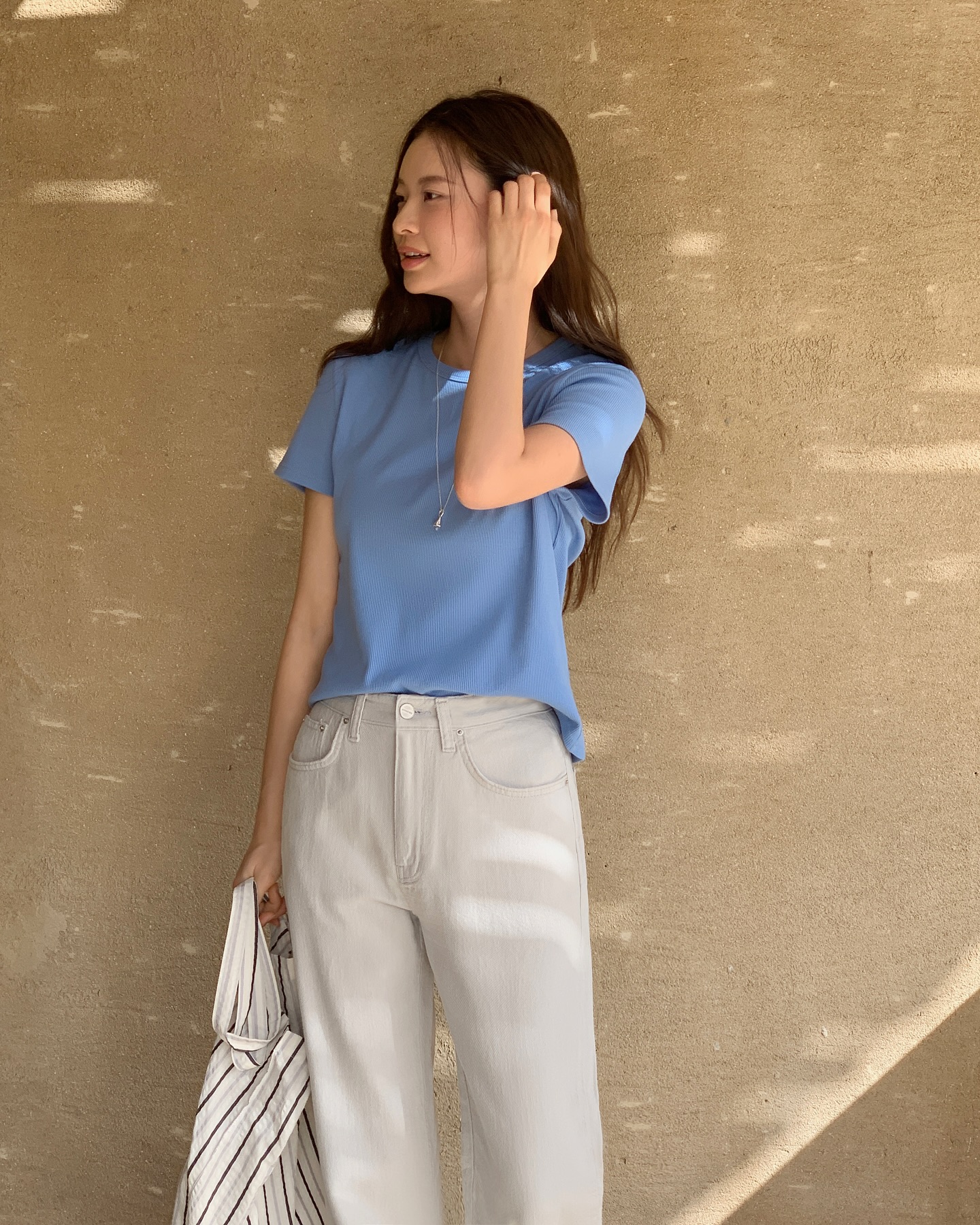 Chị em ơi , chọn NGAY 2 kiểu quần jeans mùa hè nhẹ mát cho phong cách thời trang - Ảnh 9. Chị em ơi , chọn NGAY 2 kiểu quần jeans mùa hè nhẹ mát cho phong cách thời trang - Ảnh 9.