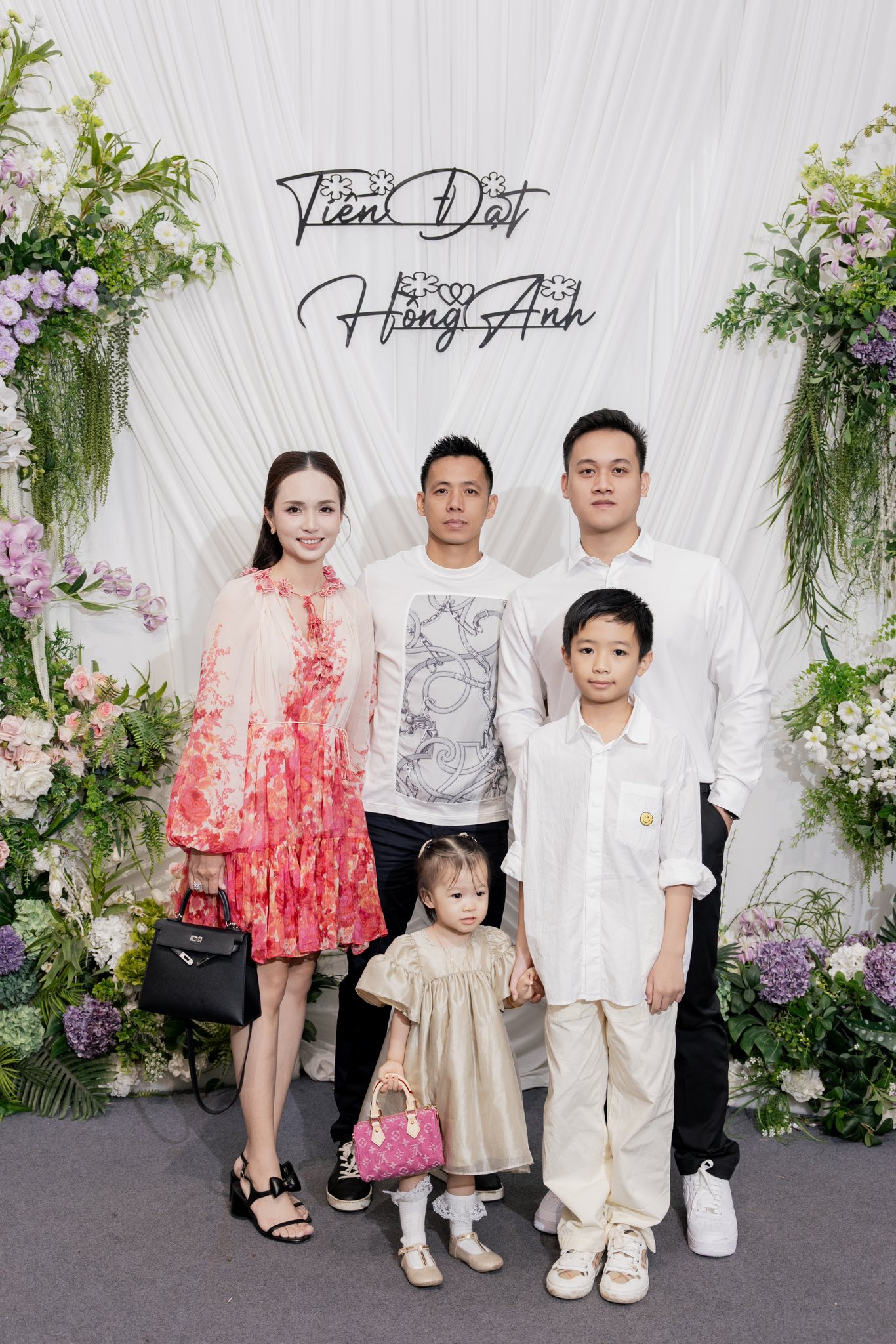 Huyền Mi v&agrave; con g&aacute;i x&aacute;ch t&uacute;i hiệu đi ăn cưới: Phong c&aacute;ch mẹ v&agrave; b&eacute; 2026 - Ảnh 1.