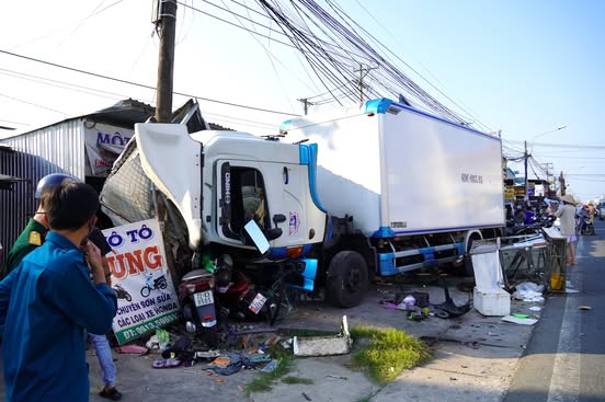 Cabin xe tải sụp khiến t&agrave;i xế mất l&aacute;i t&ocirc;ng v&agrave;o nhiều phương tiện ven đường - Ảnh 1.